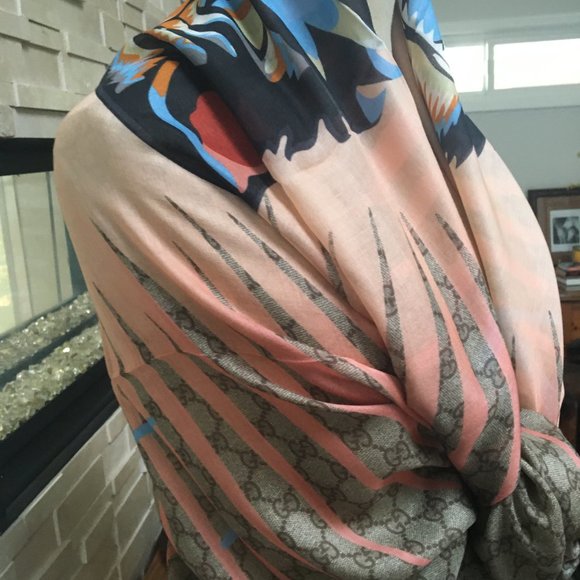 Gucci Scarf/Wrap - Picture 8 of 14